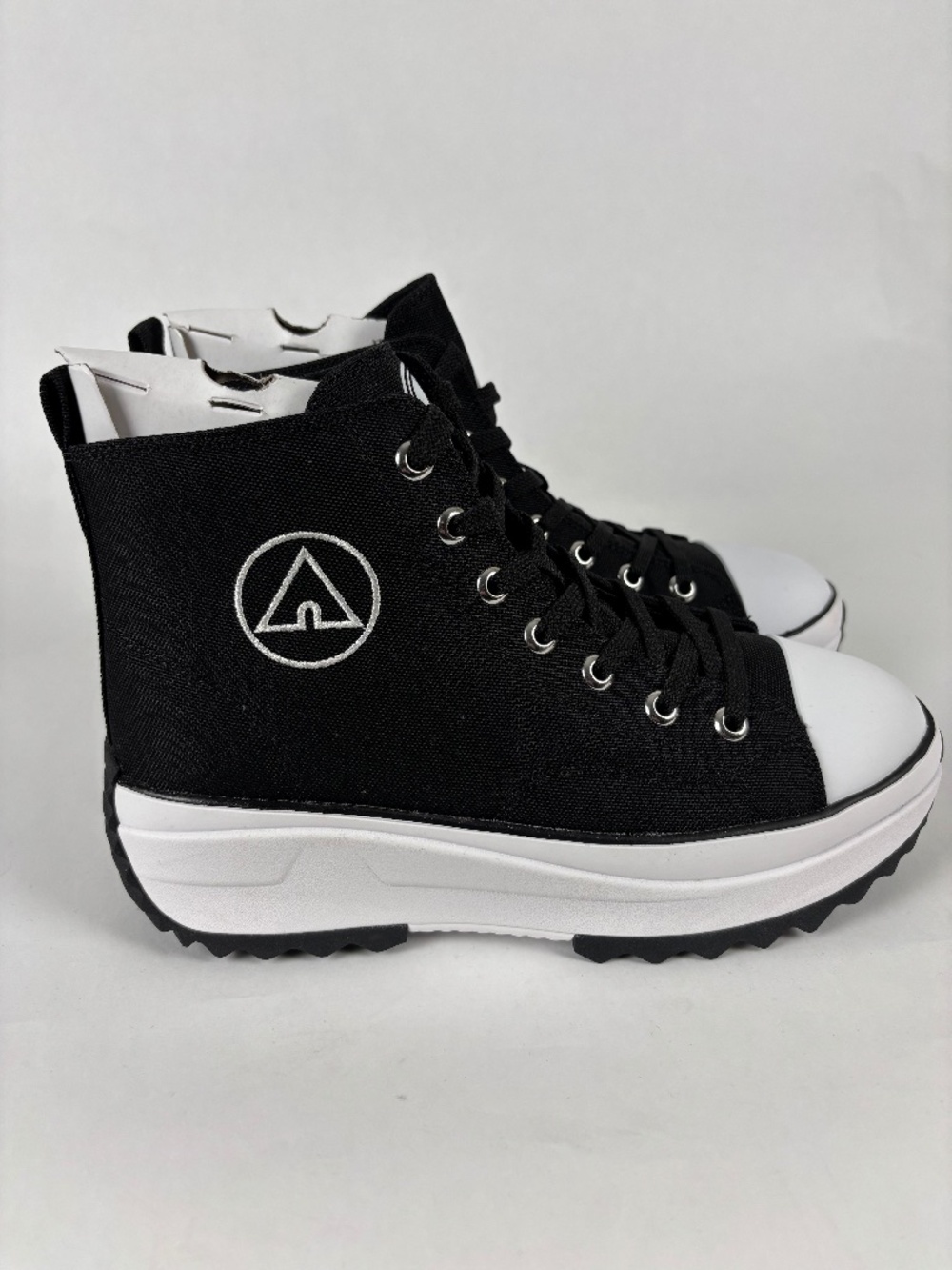 Airwalk, High-tops, NWOT, Color Black/White,‎ Size 9 men's Canvas, Chunky Tred